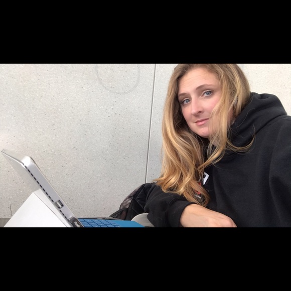 Meet your Posher, Laura - Picture 2 of 5